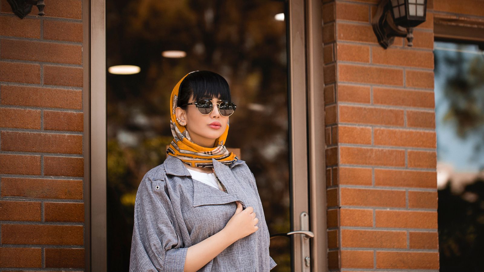 Woman wearing sunglasses and fashionable clothes