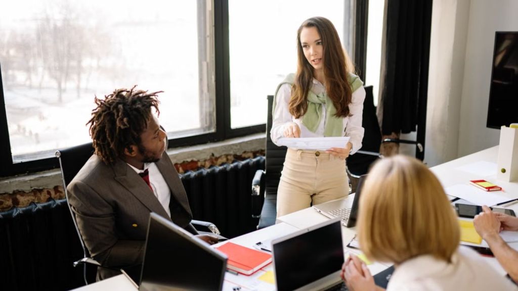 Woman with a serious face somplaining at her boss in the office