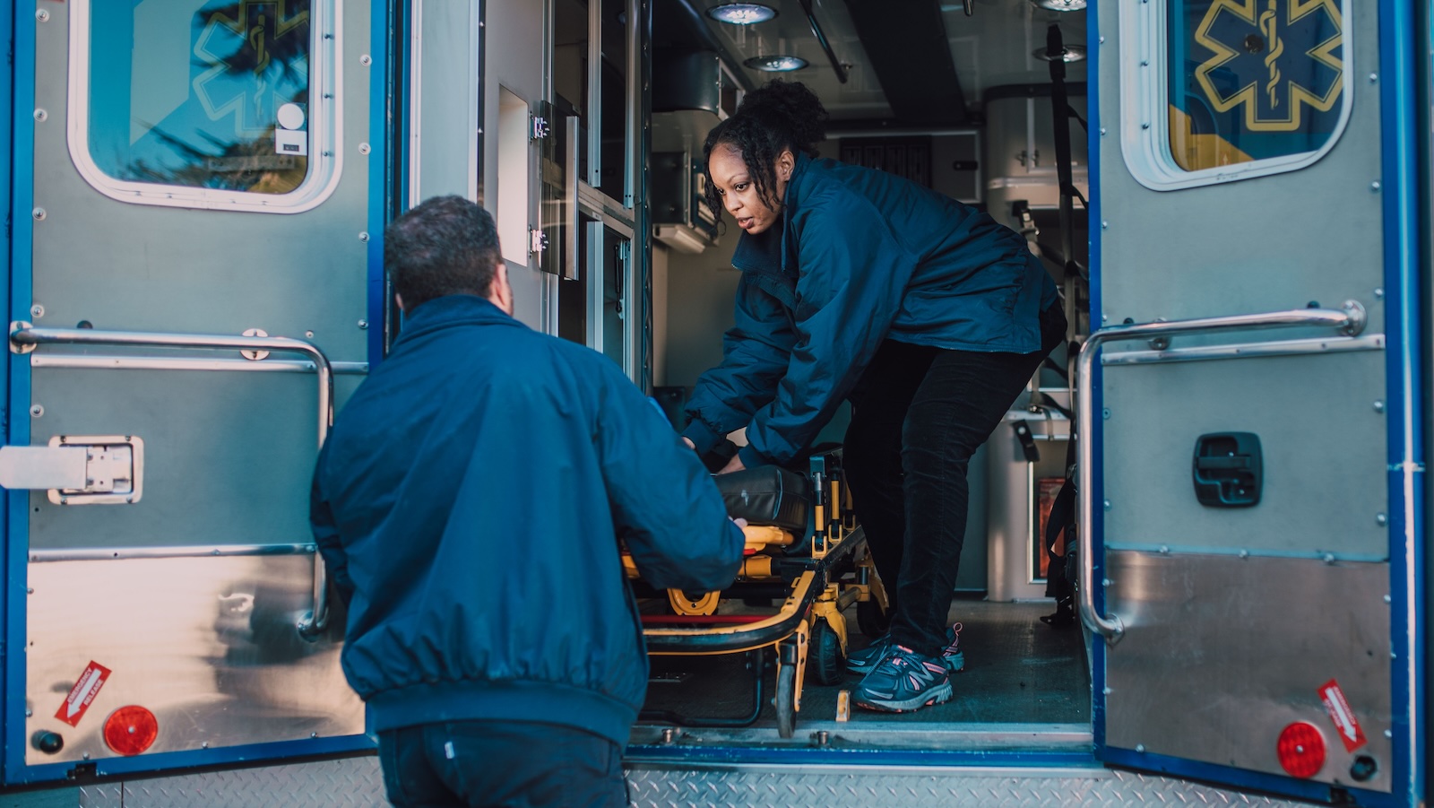 Her Date Collapsed at a Bar, But Hes Demanding She Apologize For Calling An Ambulance EMTs and nurses getting someone in an ambulance