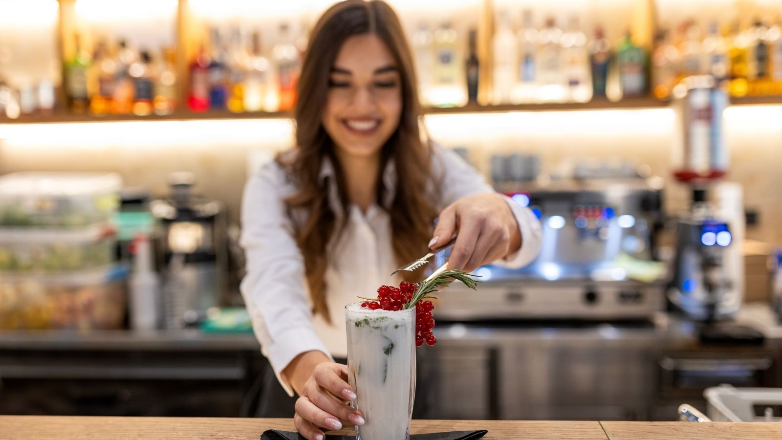 Sports Bar Server Retorts After Clueless Customer Accuses Her of HIPAA Violation female bartender