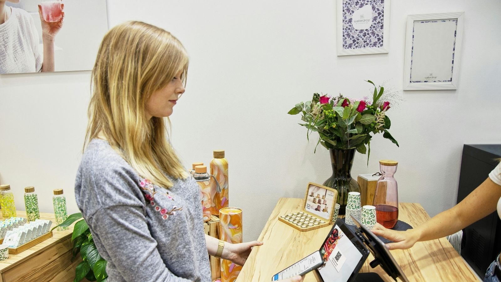 cashier ringing up an order