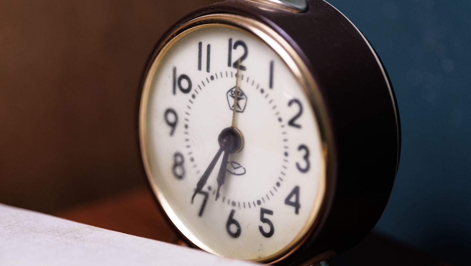 He Turned Slacking Into an Art Form: Worker Mysteriously Disappears the Second Things Get Busy alarm clock set for 7 pm