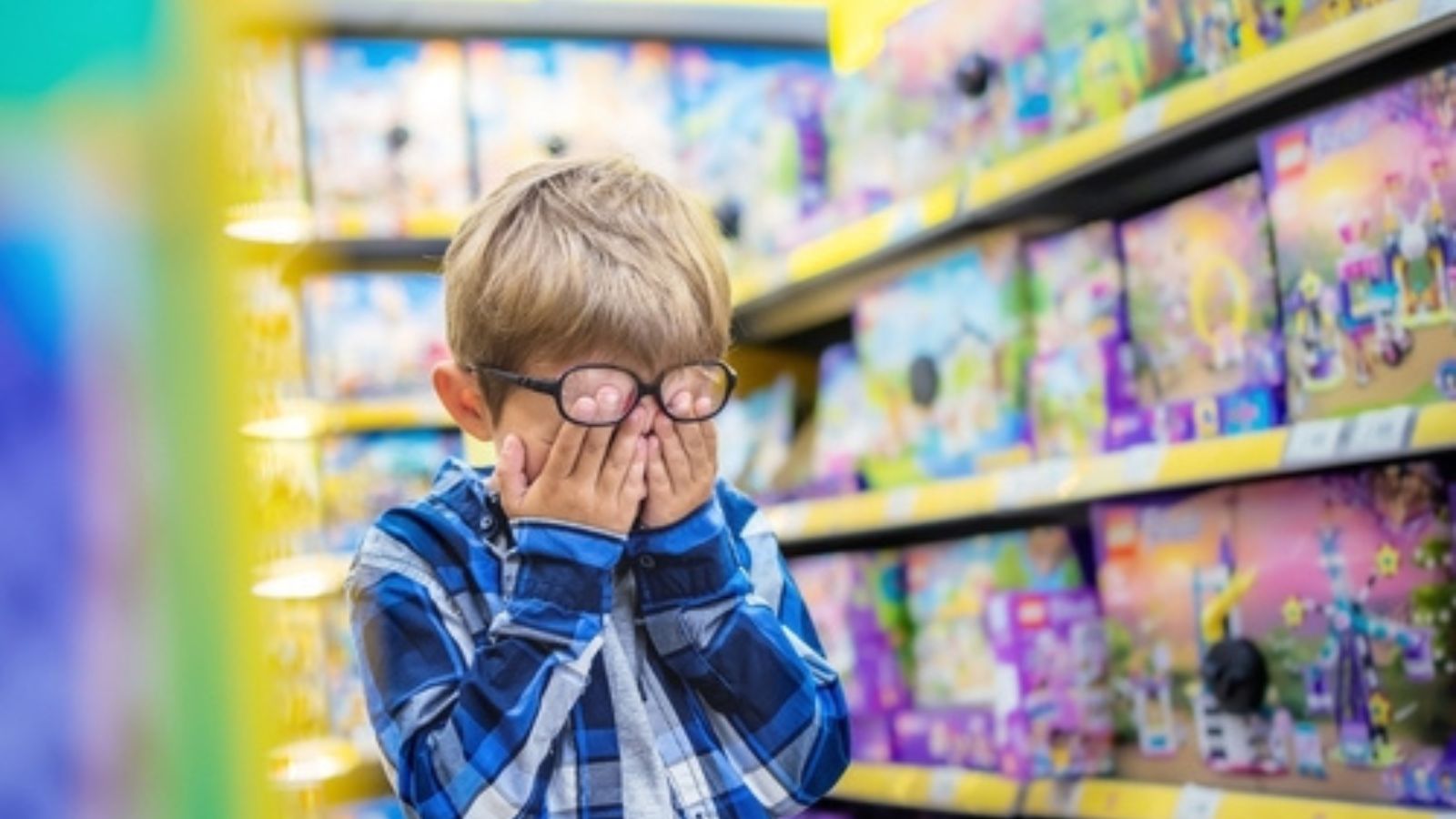 Her Son Refused to Put Away His Tablet at Checkout, So She Used a Classic Parenting Trick to Get Him Moving