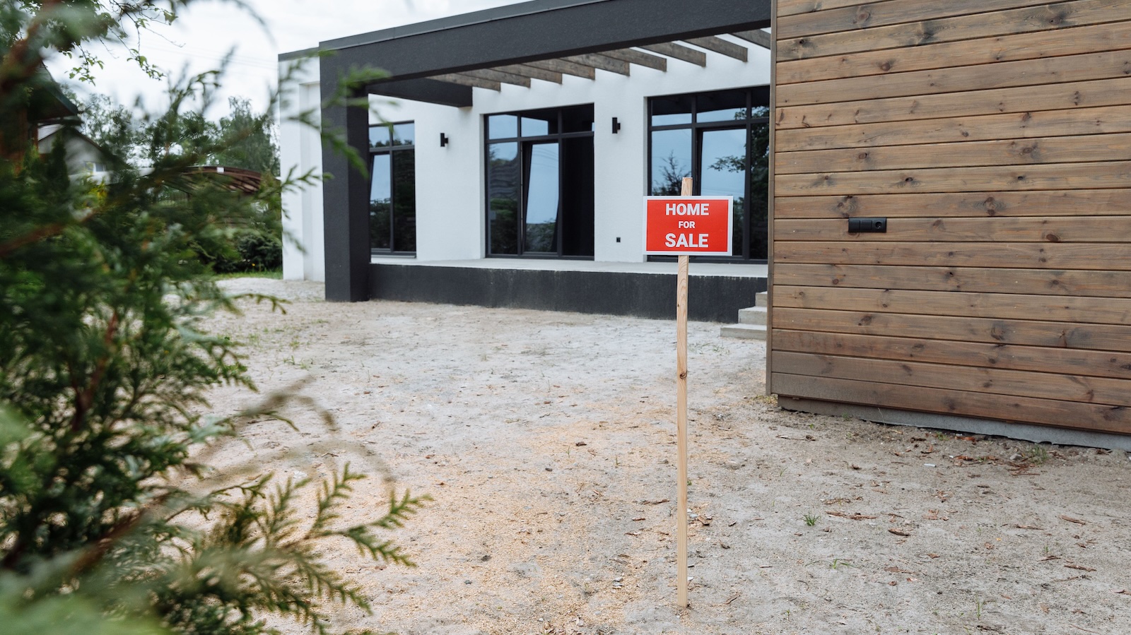 house for sale, sign in yard