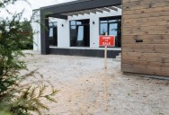 A Neighbor Intentionally Ruined a Family’s Open House. When Potential Buyers Found Out Why, the Entire Neighborhood Exploded.