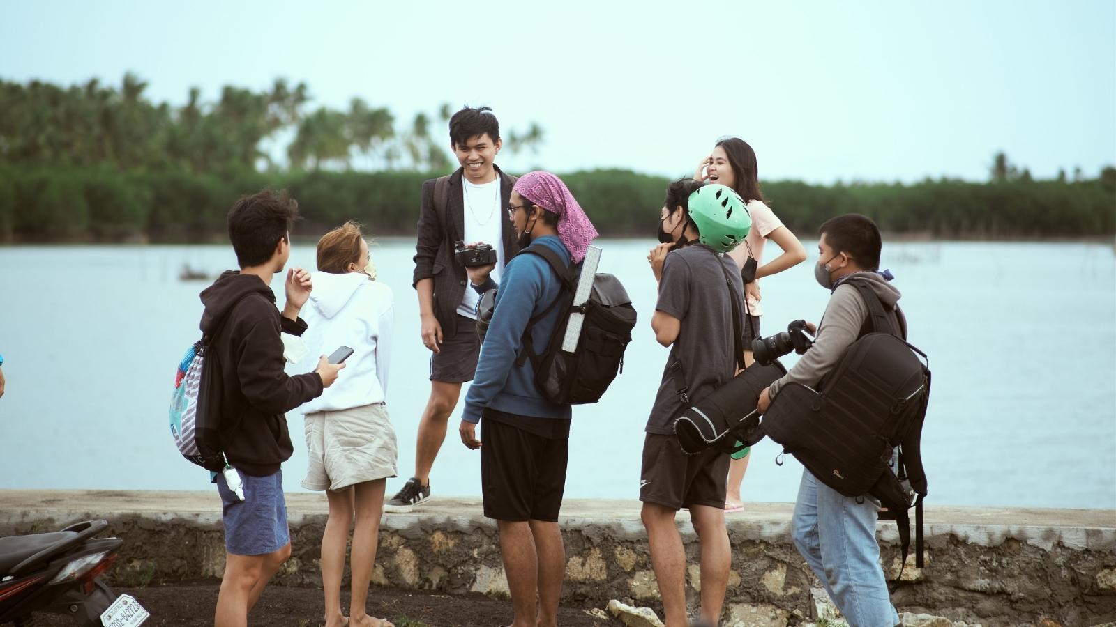 She Spoke Up About Bad Behavior, Her Friends Turn Their Backs, and She’s Questioning If She Should Just Leave Quietly large friend group hanging out by the water