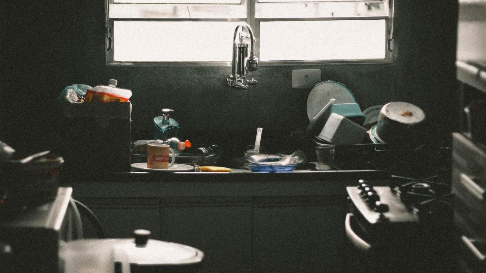 Her Roommate Refuses to Use the Dishwasher and Leaves a Mess, So She Started Buying Her Own Cookware to Avoid It messy kitchen
