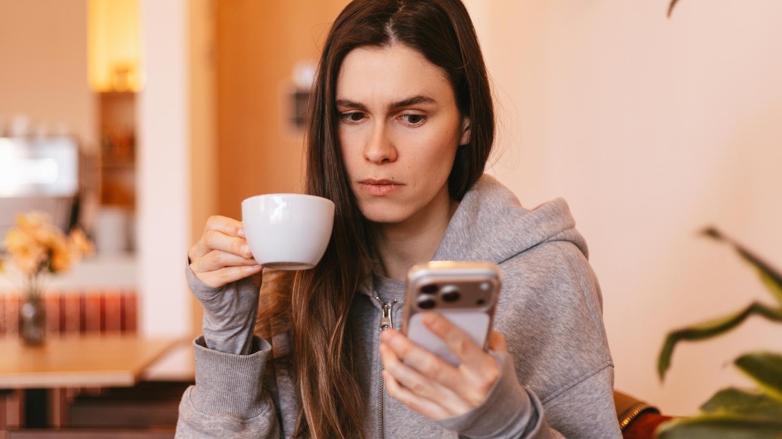 She Had a Feeling Her Boyfriends Summer Stories Werent Adding Up — So She Searched Social Media and Found Out She Was Right woman looking at her phone
