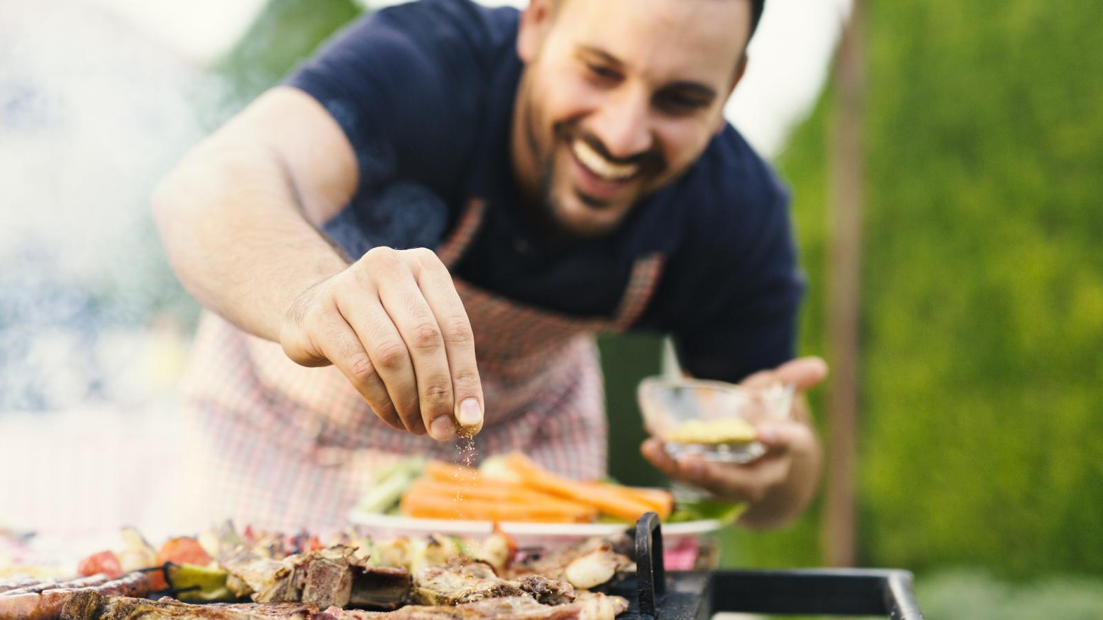 His In Laws Eat Everything Plain — He Offered to Cook Something Seasoned for Them, But His Wife Was Offended man seasoning some food