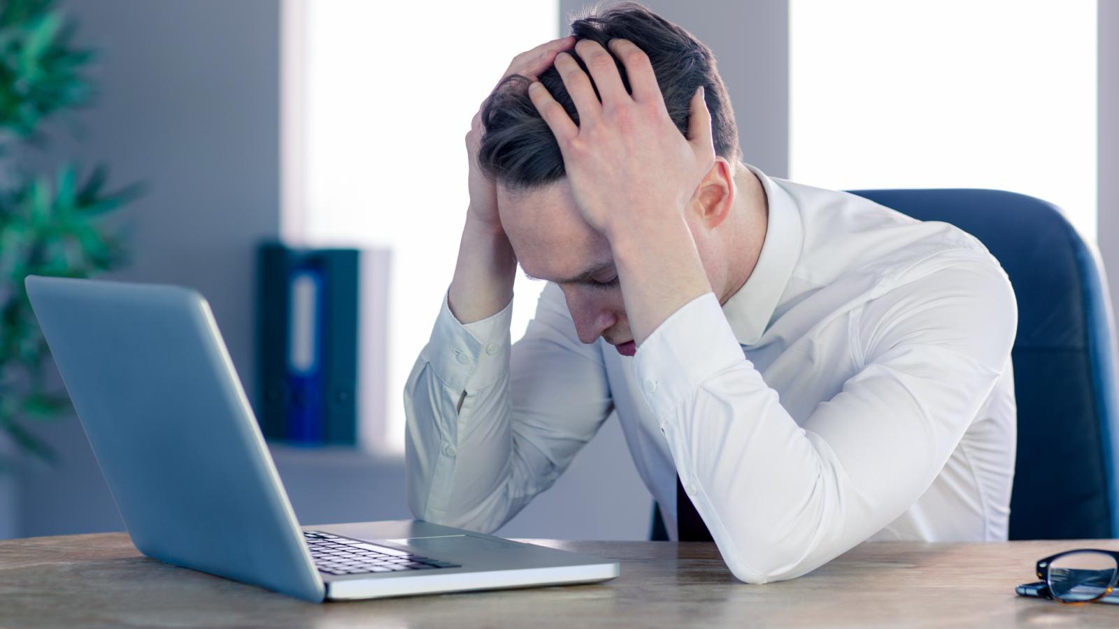Office Conflict: Employee Says Coworkers’ Loud Phones Are Becoming Too Much man at his desk