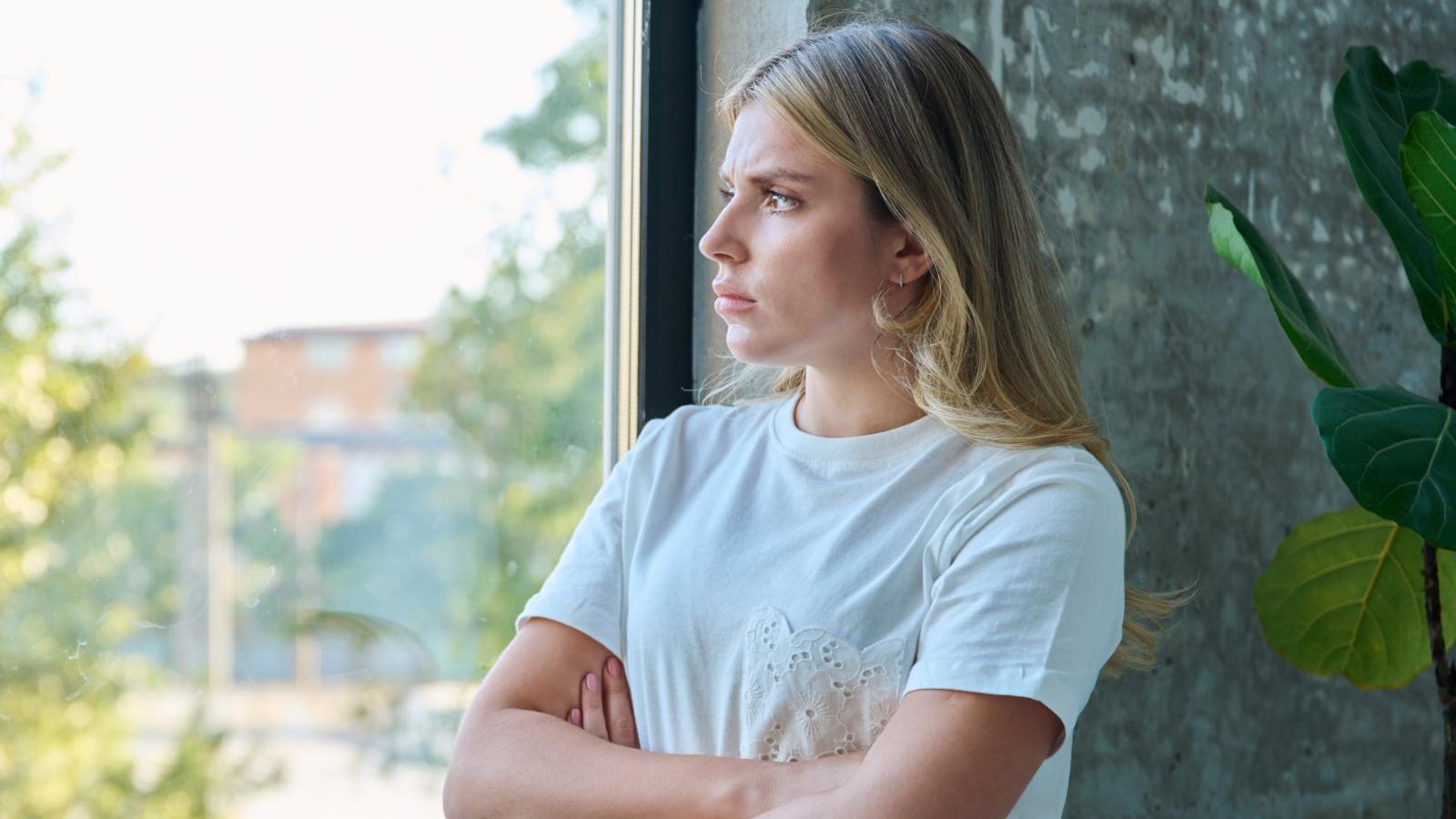 The Bad Neighbor Instinct: Woman’s Suspicious First Impression Confirmed After Weeks of Strange Behavior woman looking out a window