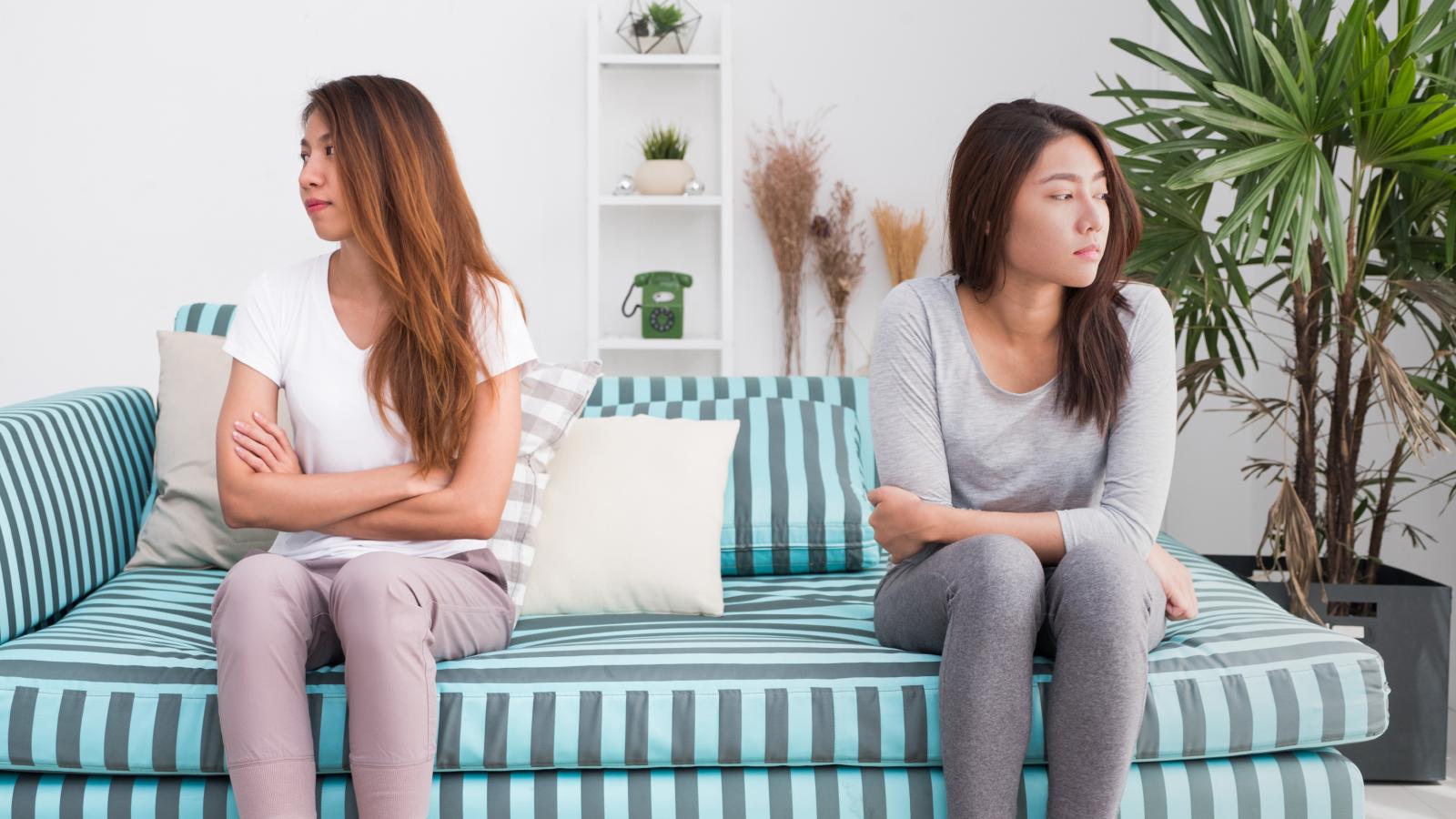 Person Agrees To Move In With A Friend, But Their New Roommate’s Habits Quickly Become A Nightmare two women on a couch