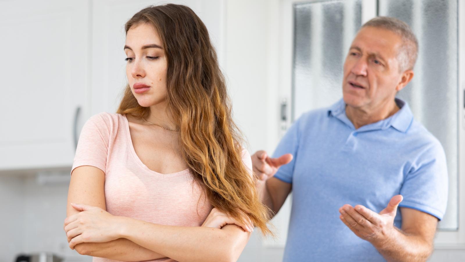 He Complained About Every Meal She Made—So She Gave Him A Chance To Do Better woman ignoring an older man