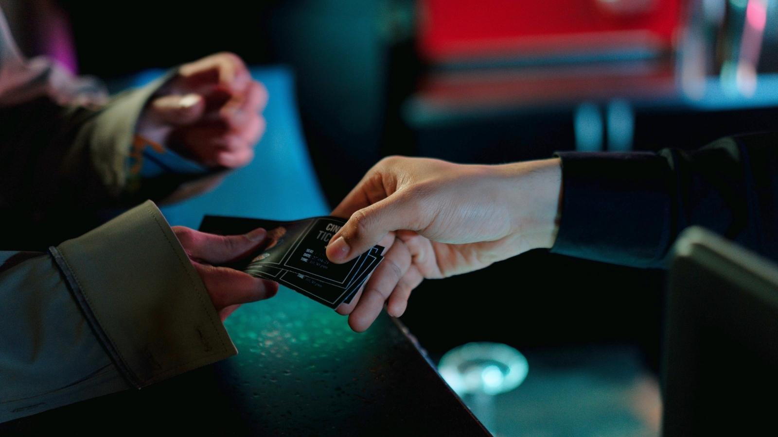 Daughters Spent Over $200 On The Concert Ticket Their Mom Wanted—Then She Asked For A Backup Gift person buying concert tickets