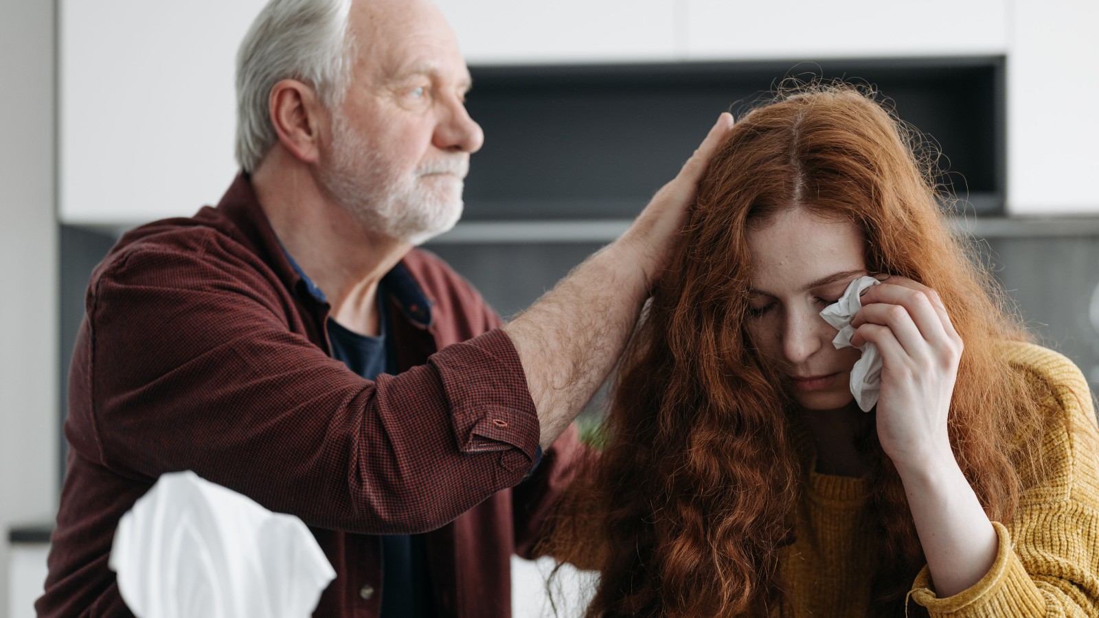 She Read the Notification and Refused to Stay Silent. Inside the High Stress Text Exchange That Ended an Adult Daughters Patience. sad woman with her elderly dad