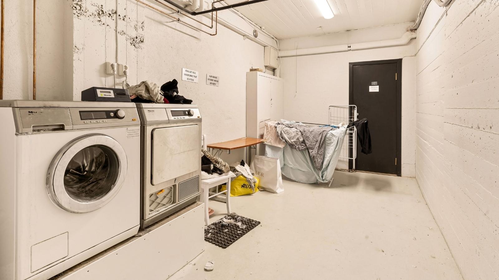 She Left a Polite Note About Mold in the Shared Laundry Room. The Next Day, Her Neighbors Acted Like She Didnt Exist. shared laundry room
