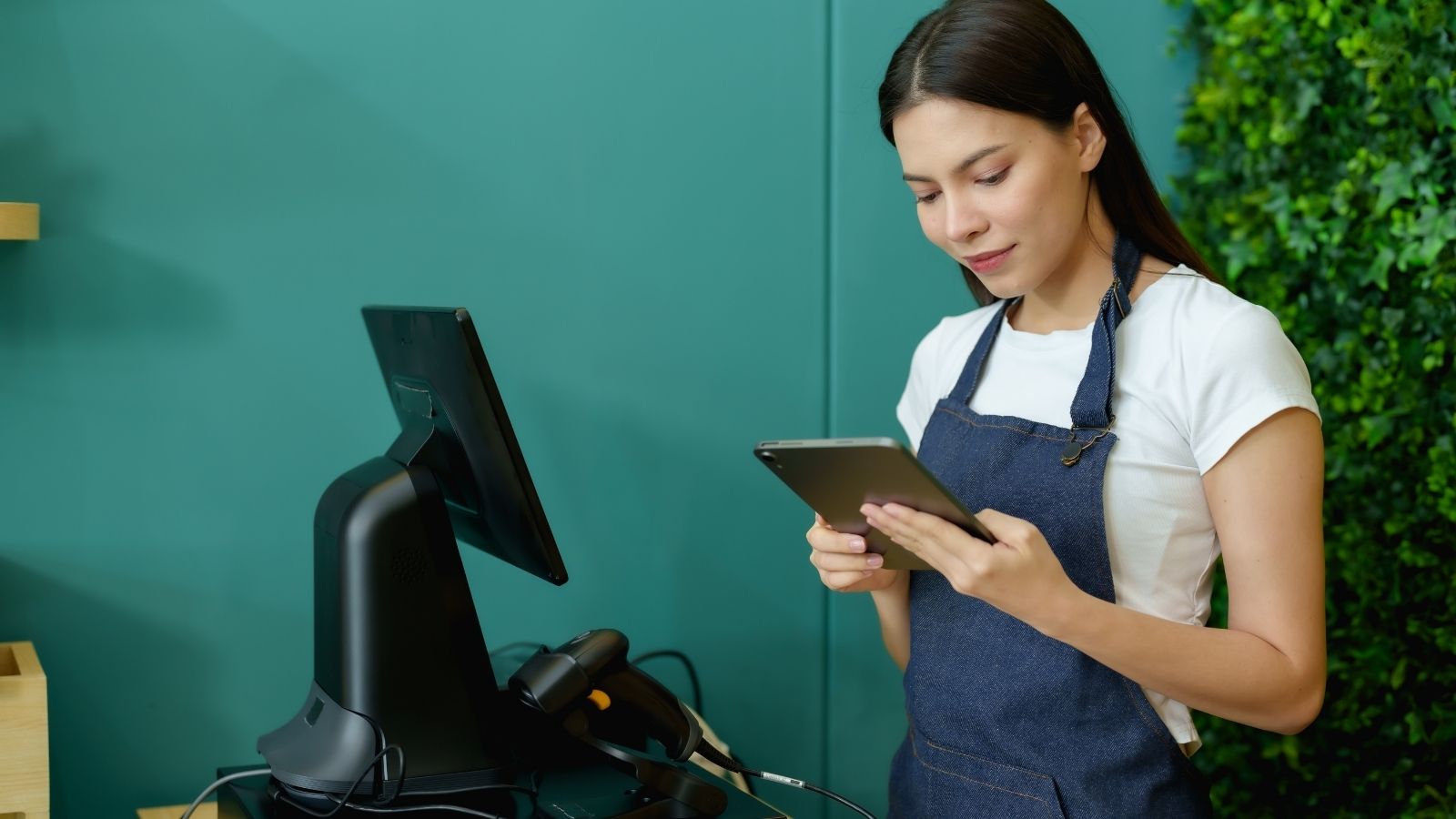 Woman Served a Regular Customer Who Kept Telling Her to Smile, so She Felt Uncomfortable When He Offered Her Money for It female cashier