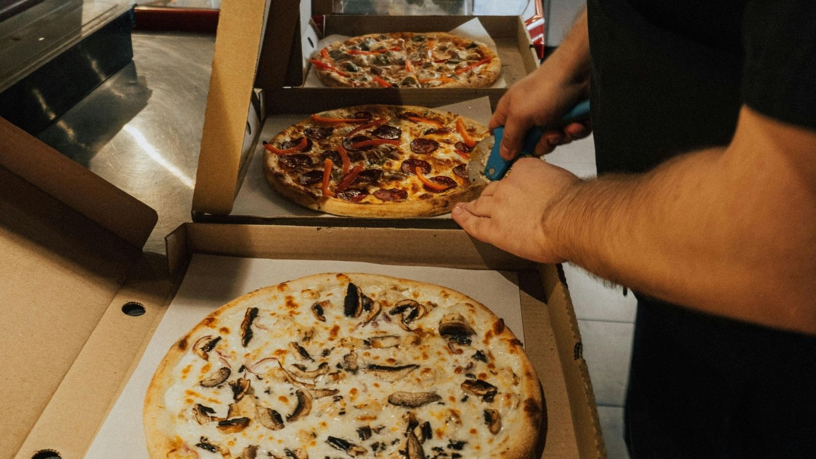 Restaurant Worker Repeatedly Asked How Many Slices Unsliced Pizza Has, Causing Confusion pizza employee slicing pies