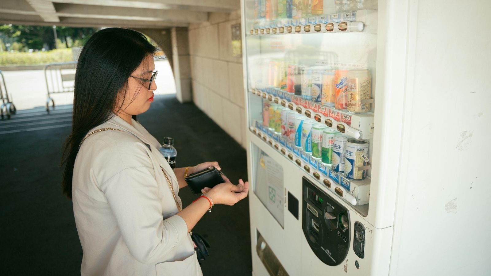 The Vending Machine Mystery: Why One Man’s Attempt to Fix the Bill Validator Uncovered a Hilarious Financial Crime woman at vending machine