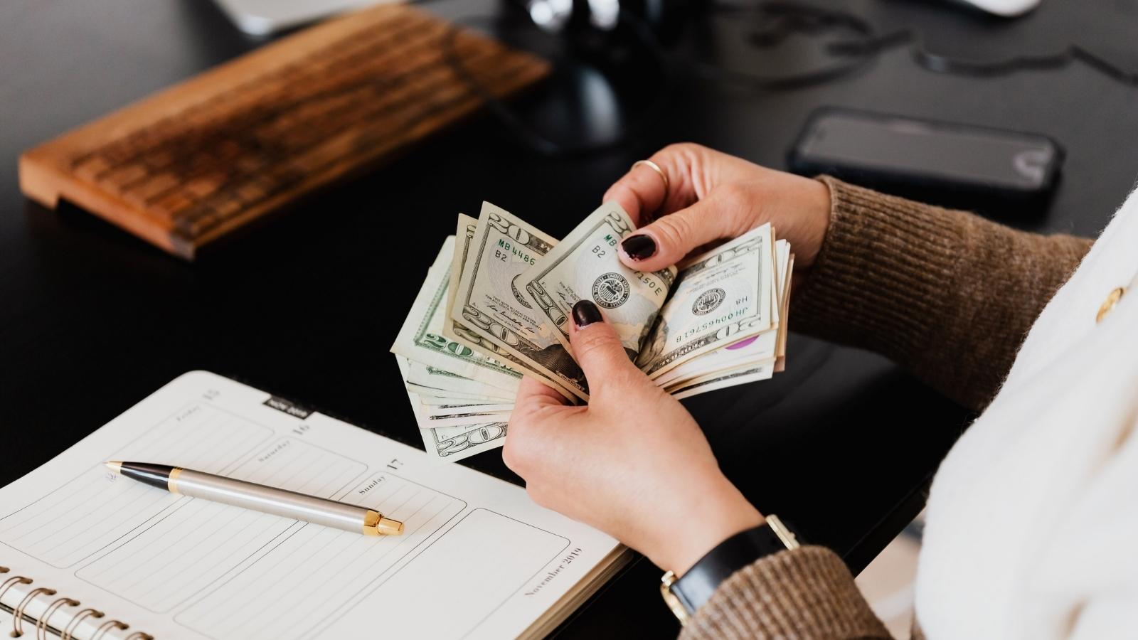 Her Mom Demanded Her Full Salary Then Said It Was a Joke, So She Brought Up the $500 Her Mom Took Without Permission woman counting money