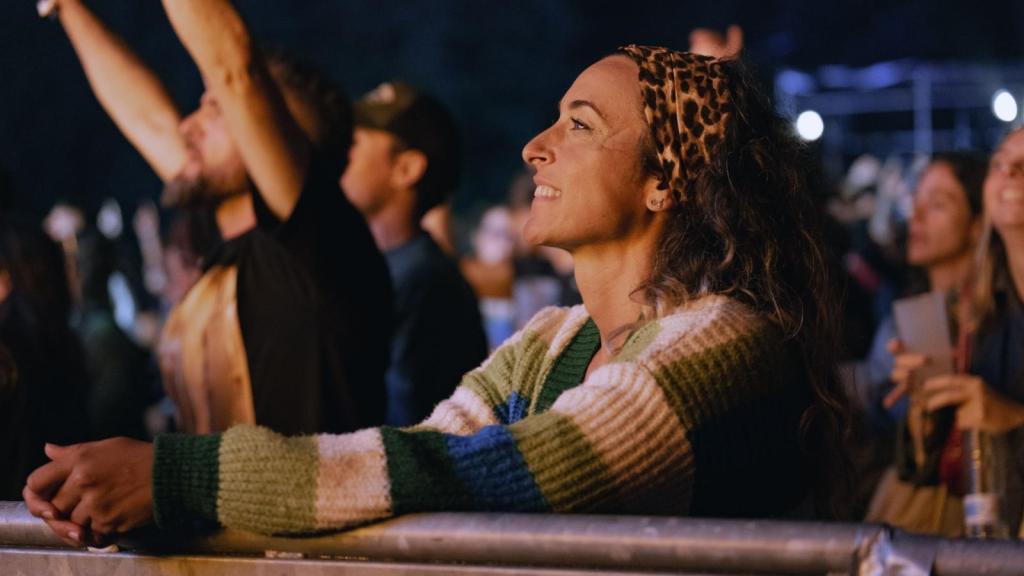 woman front row at a concert