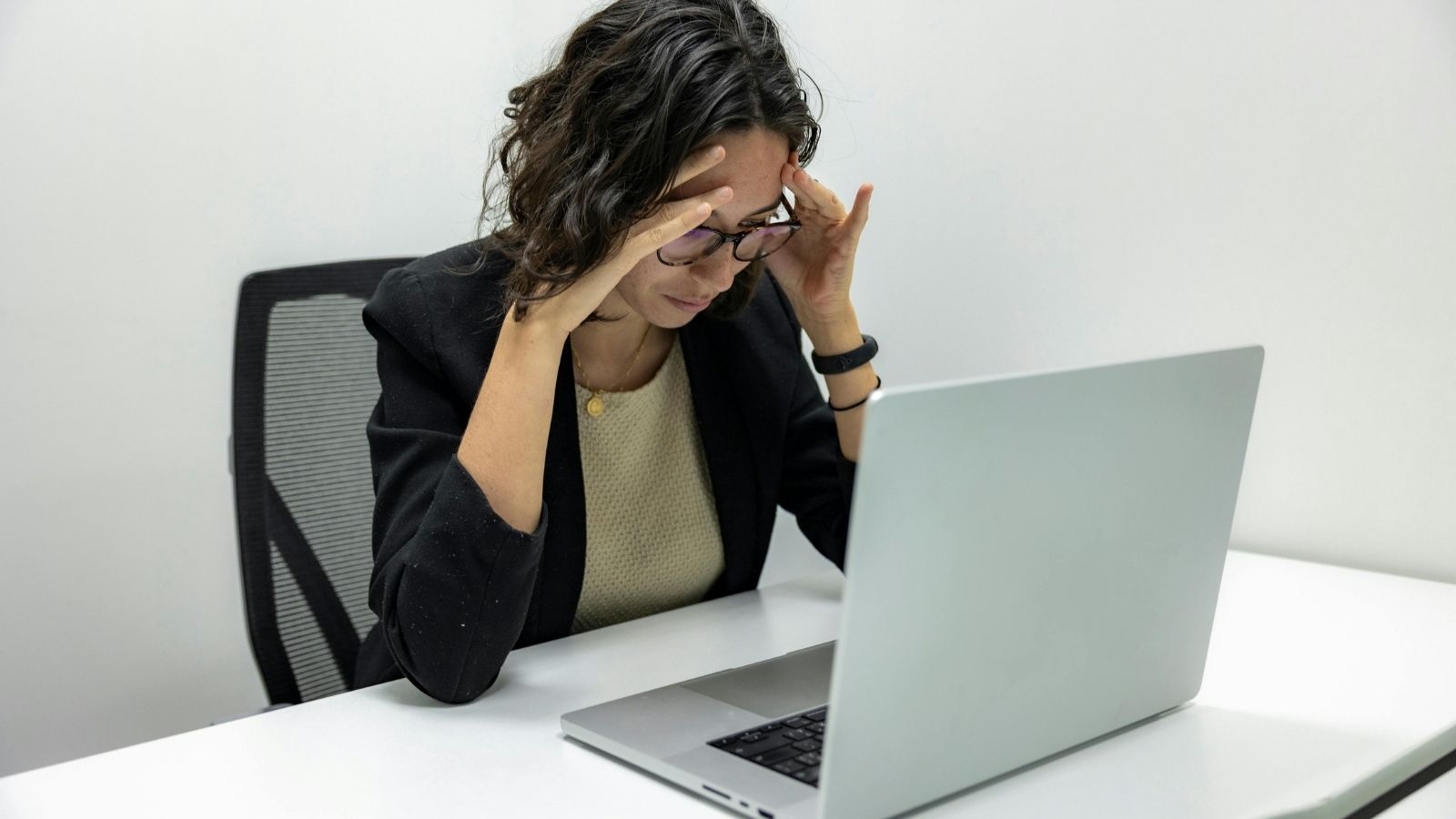 A Month Approved PTO Request With Proof Went Missing, Leading to a Payroll Dispute woman upset looking at laptop