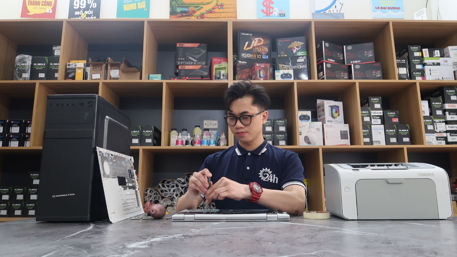 Customer Won’t Stop Asking Questions About a Vacuum, Until the Employee Finally Snaps Man working at a repair shop
