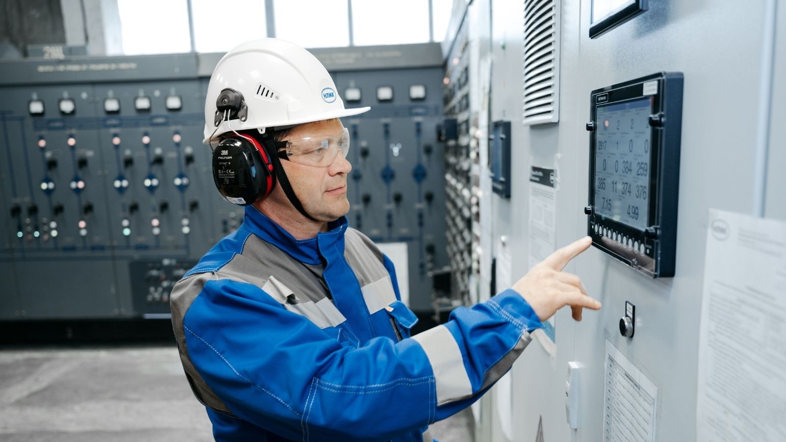 Annoying Customer Keeps Telling a Water Operator How to Do His Job—So He Decides to Teach Him a Lesson Man in uniform working in a factory