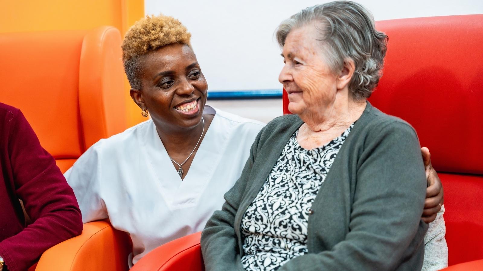 A New Nurse Was Struggling With a Resident Who Wanted to Leave at Night — An Experienced Nurse Showed Her How to Handle It Dementia patient with nurse