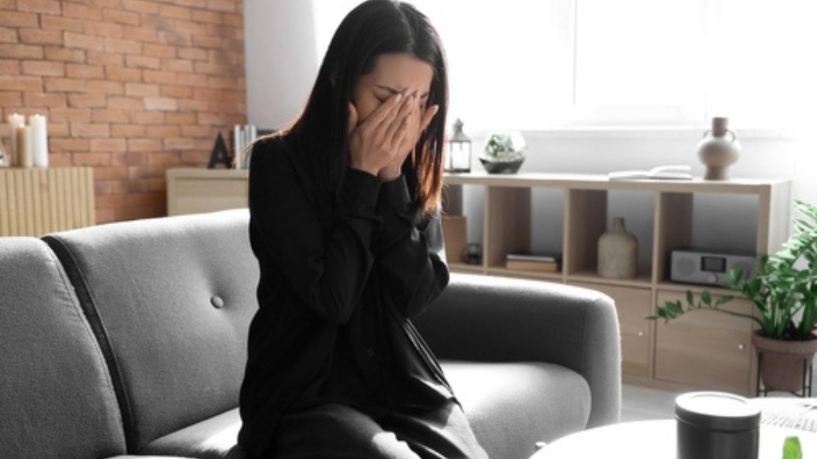 She Processed Her Mothers Passing Faster Than Her Sister—Now Her Grief Pace Has Started a Bitter Family Rift Woman grieving