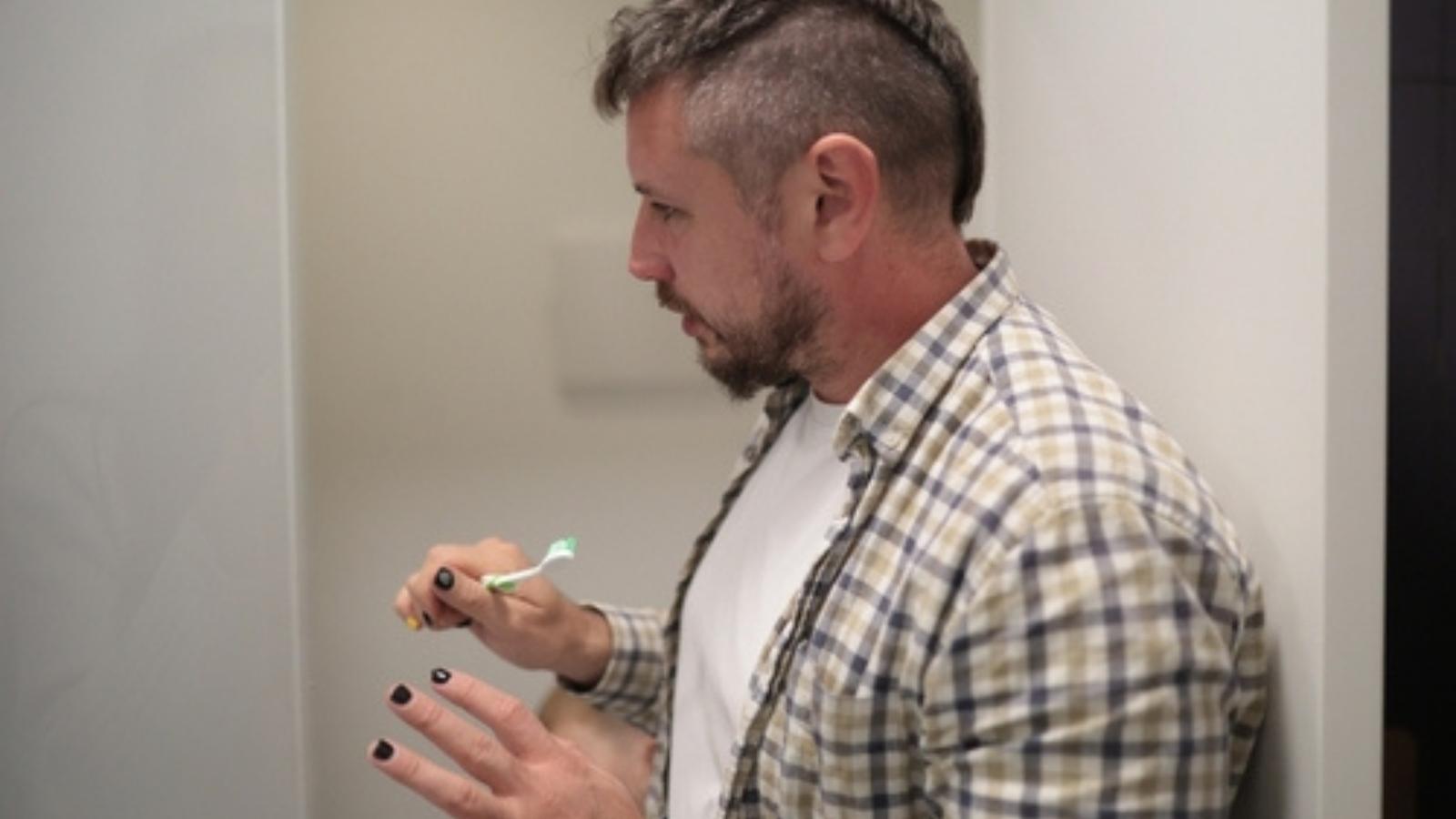 His Manager Mocked Men Who Wore Nail Polish, So He Started Wearing It To Work Just To Push His Bosss Buttons Man with painted nails