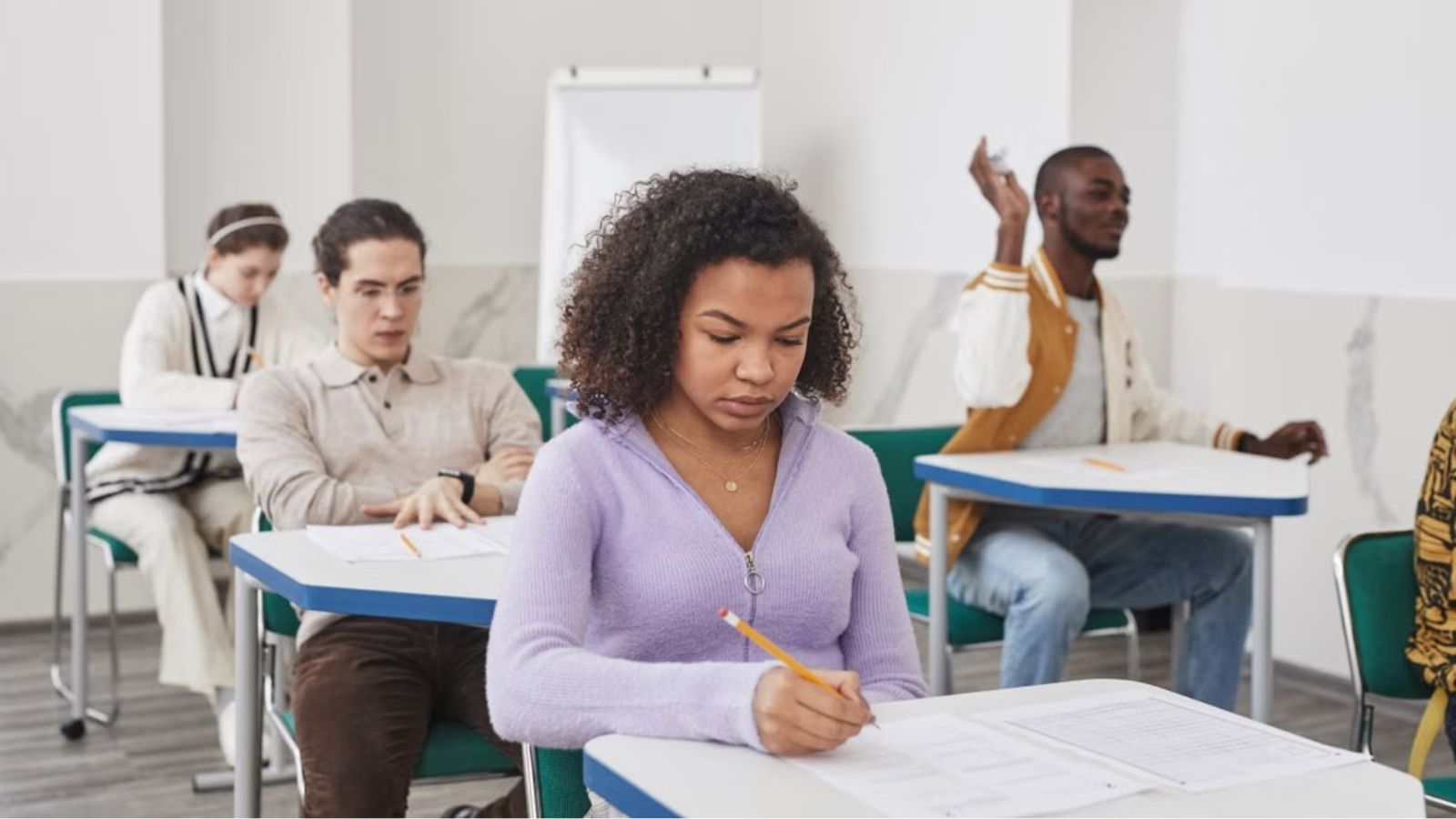 She Simply Asked to Change Seats During a Test—But Her Classmate Took It So Personally That He Demanded an Apology, Leaving Her to Wonder If Shed Actually Done Anything Wrong Students taking an exam in the classroom