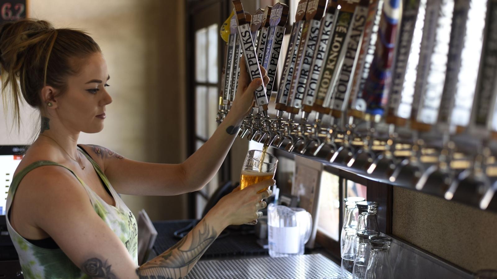 A Cocktail Bar Worker Spent Her Shift Cleaning Her Manager’s Night Before Mess—Then Lost It When He Tried to Blame Her Cocktail waitress serving drinks