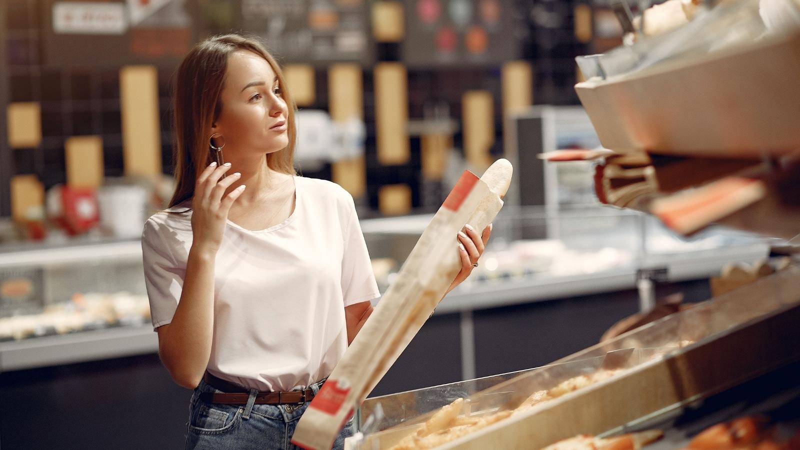 Must Be Nice Not to Work!: Customer Walks Out of Bakery After Cashier’s Rude Morning Remark Woman shopping for bread at a bakery