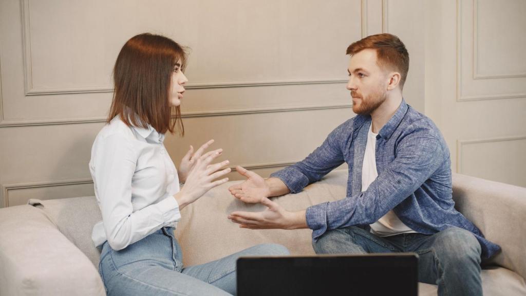 Man trying to comfort his GF who's upset