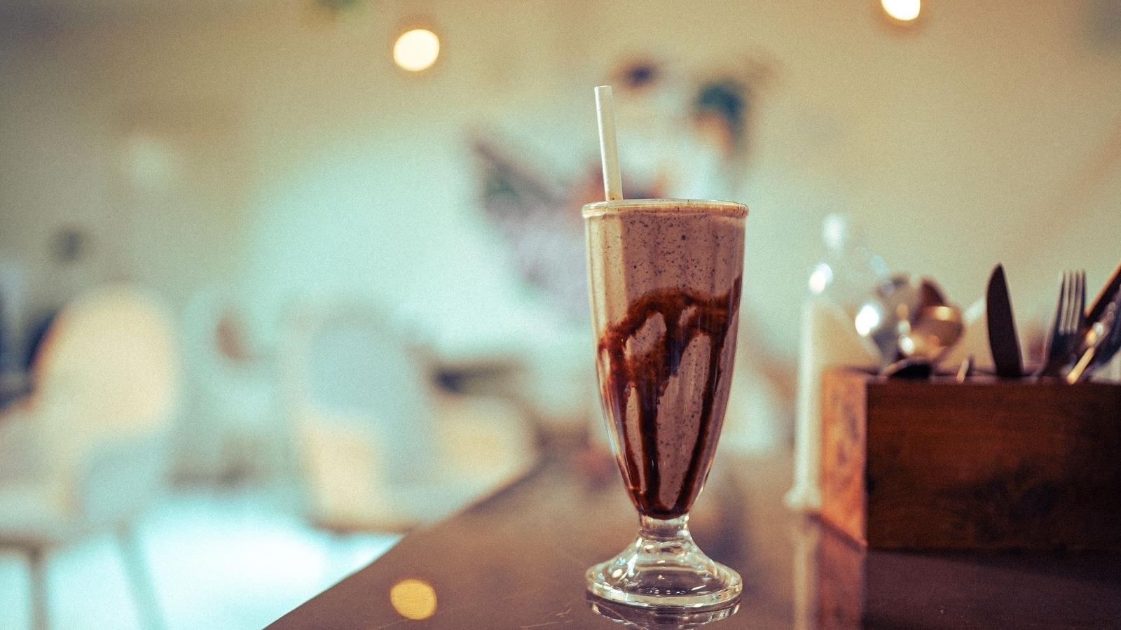 Restaurant Server Asks Her Manager For Help During A Rush, But Instead Of Helping, The Manager Stops Her To Teach Her How To Make Chocolate Milk Glass of chocolate milk on the counter