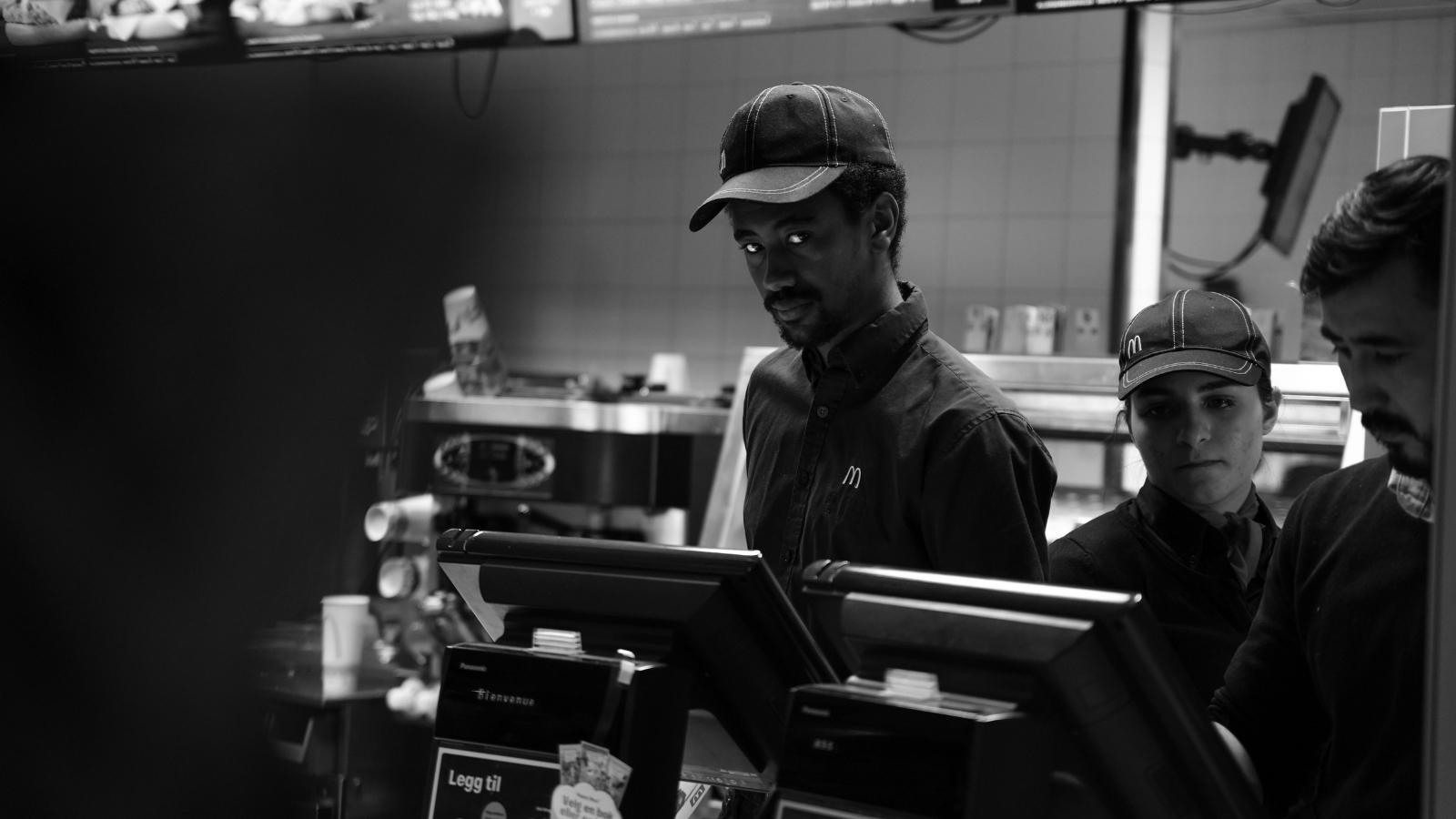 She Kept Up With Every Order During The Rush—But Her Coworker Blamed Her Anyway Fast food worker bumping orders