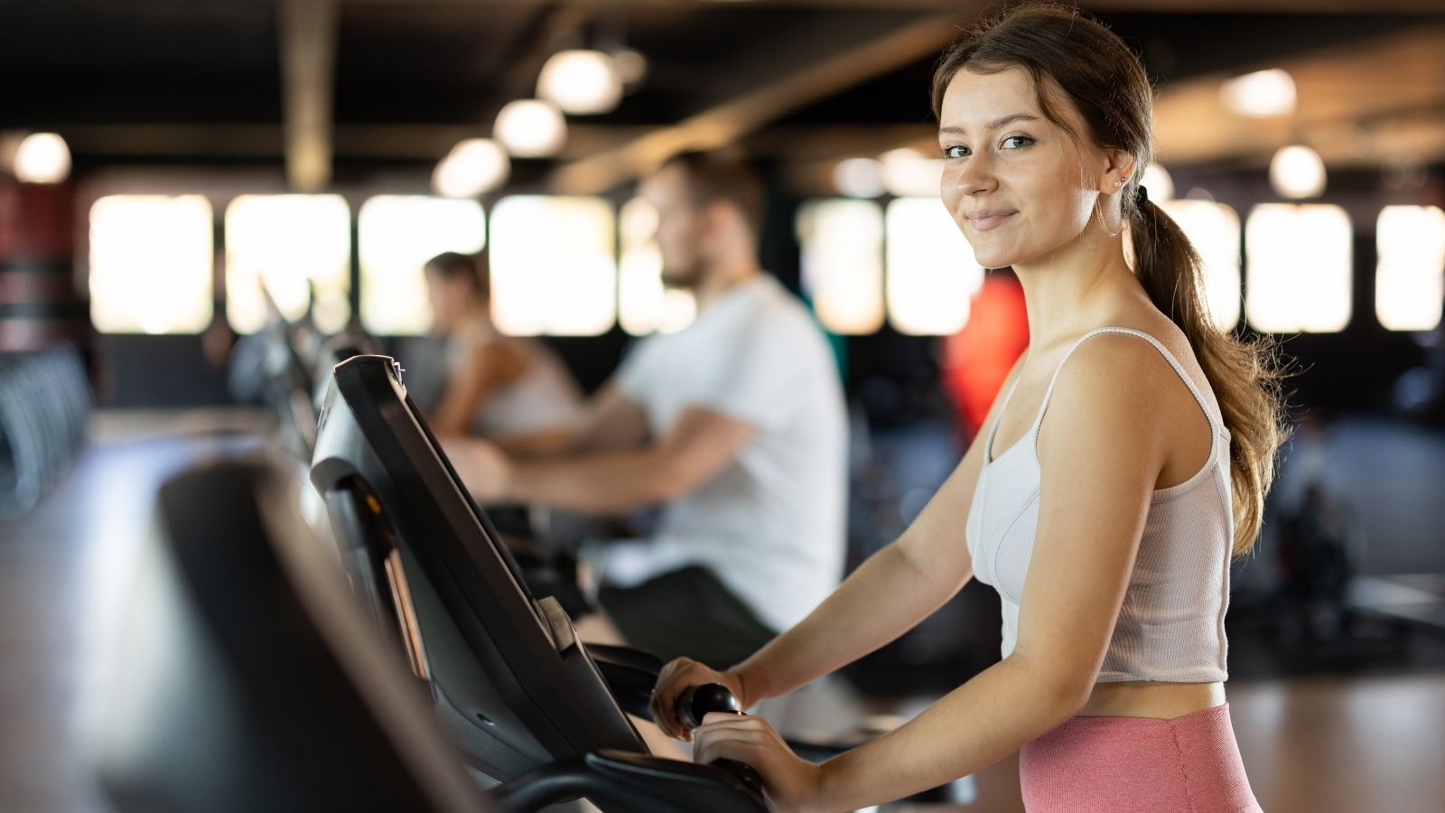 Teen Thinks A Man From Her Gym Is Following Her—Now Shes Afraid To Go Anywhere Alone young woman at the gym