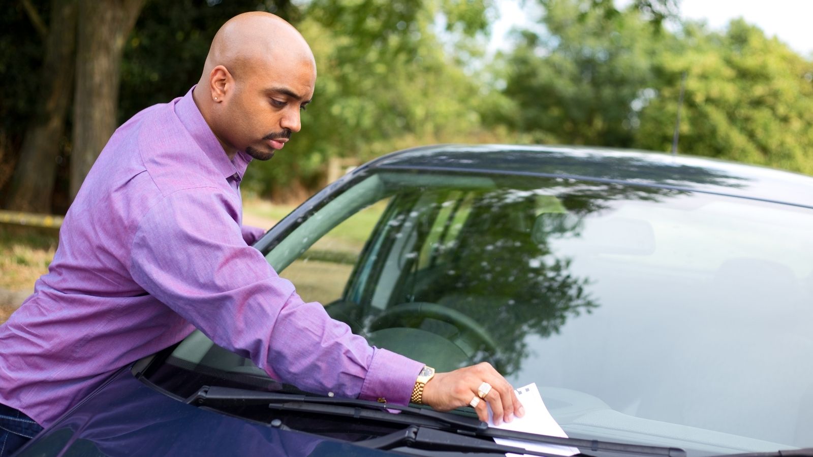 I Just Left a Note: Man Facing Police Threats After Leaving Simple Message on Car Windshield man leaving a note on a car