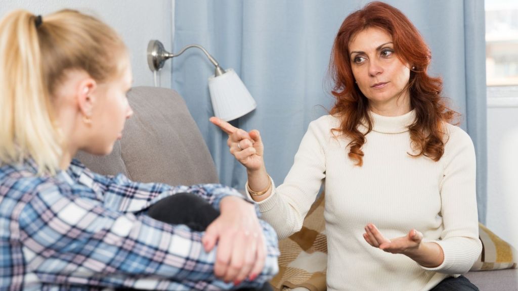 mom arguing with teenage daughter