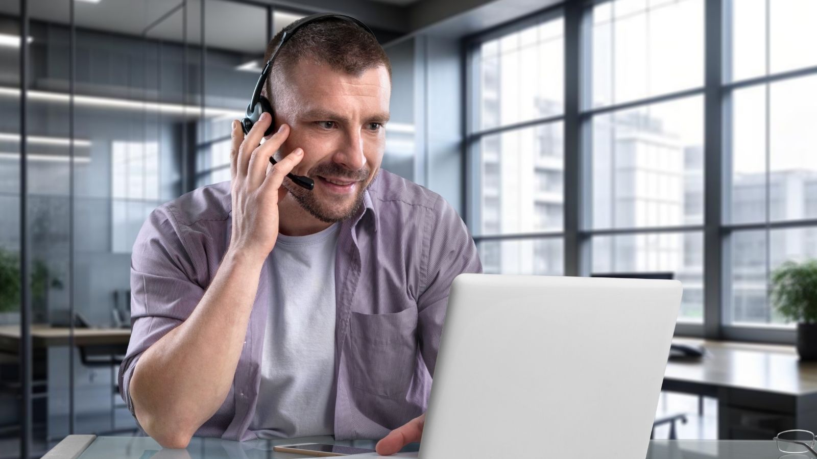 A Tech Support Worker Fixed a VIPs Computer Crisis in Minutes—So She Screamed at Him for Making Her Look Stupid tech support worker talking in a headset