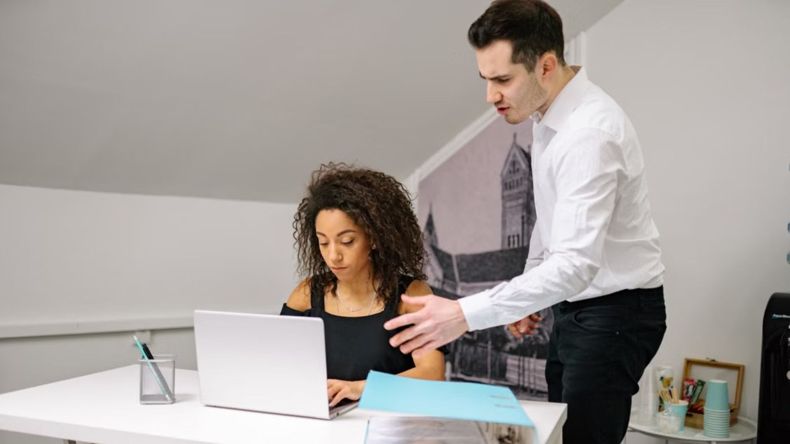 A Worker Was Fired by Her Narcissistic Manager—and Felt Instant Relief Instead of Panic Man quietly scolding a female employee in the office