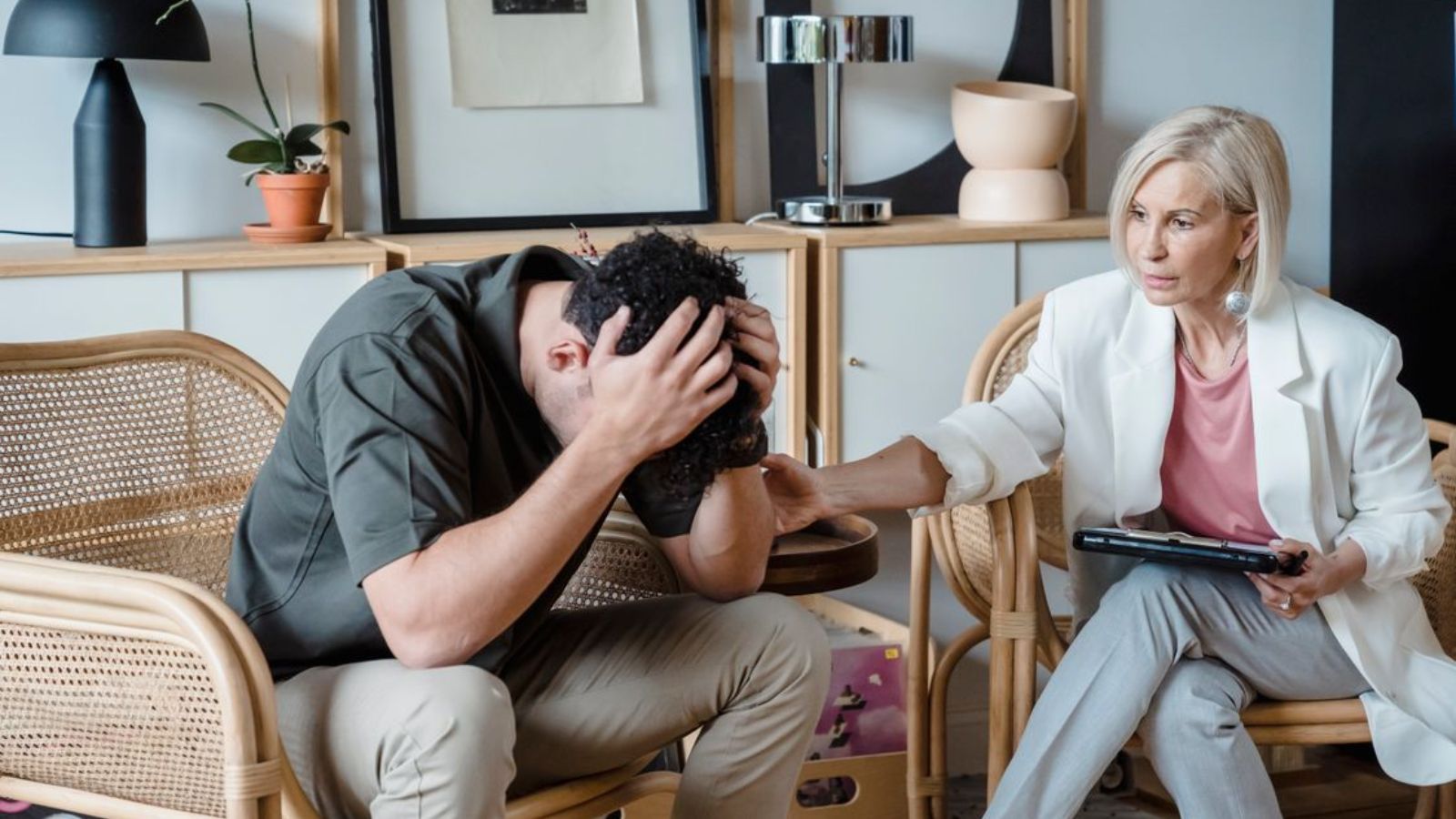 She Answered the Therapist’s Question Honestly—and Her Husband Blew Up at Her the Second They Left Man is holding is head while talking to a therapist