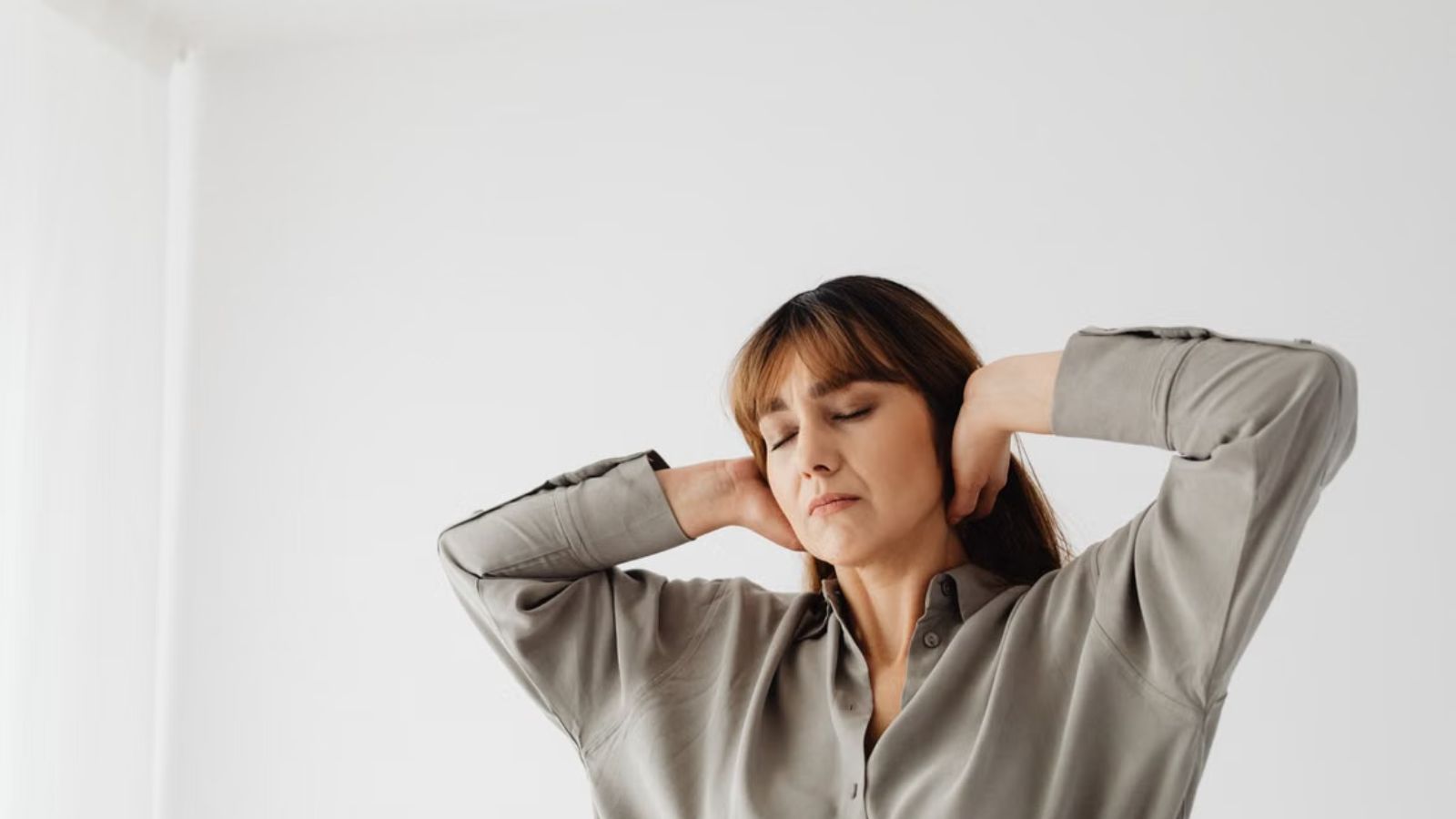 She Moved Into Her First Apartment—Then Her Neighbor’s Movie Nights Started Shaking the Walls Woman covering her ears due to loud noise
