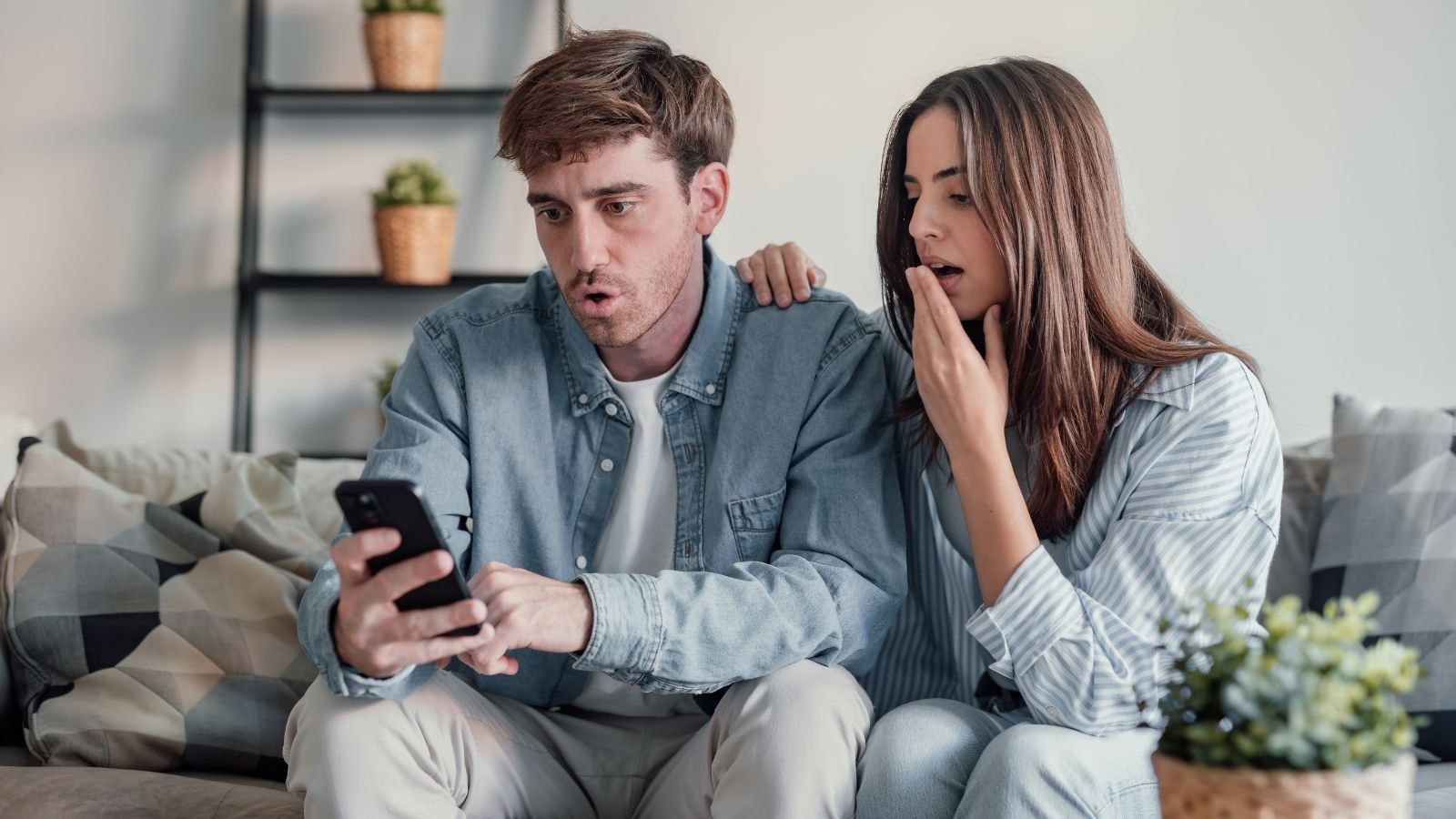 They Hired Him for Land Clearing—but Refused to Pay After Seeing His astronomical Hourly Rate upset couple looking at a phone