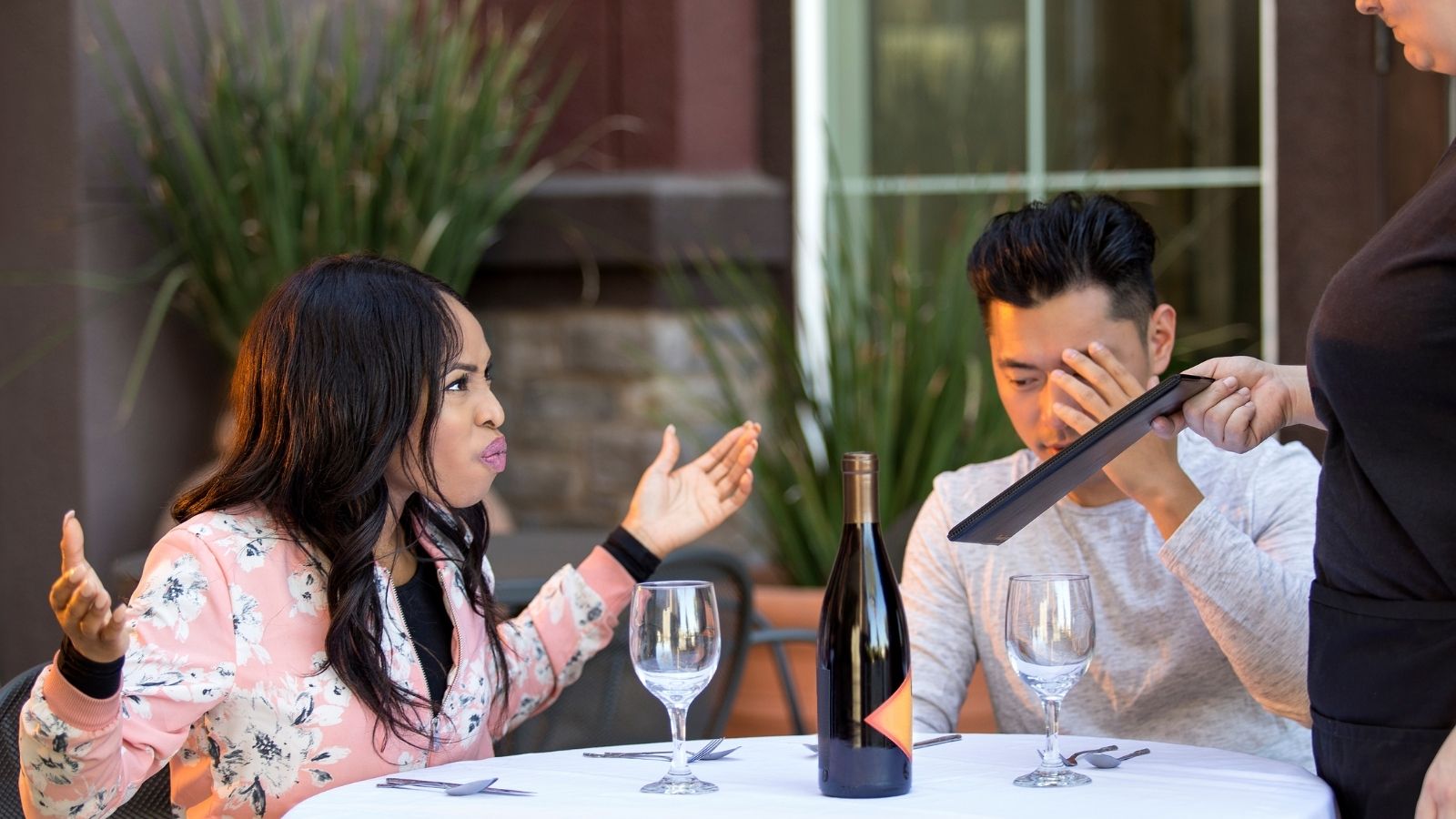 She Kept Complaining About the Restaurant—Until the Owner Told the Supervisor It Was All a Scam. woman upset with waitress while on a date
