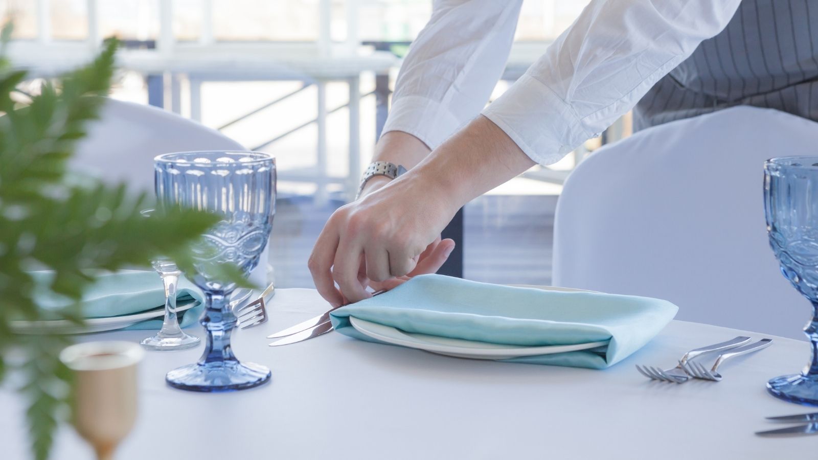 A Supervisor Laid Cutlery on Uncleaned Tables—and Got a Server Written Up for Yelling at Him to Stop server setting a table