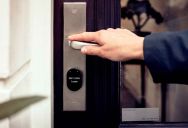 “Pay the Locksmith Yourself”: Airbnb Guest Trapped Outside at 2 AM After Smart Lock Dies