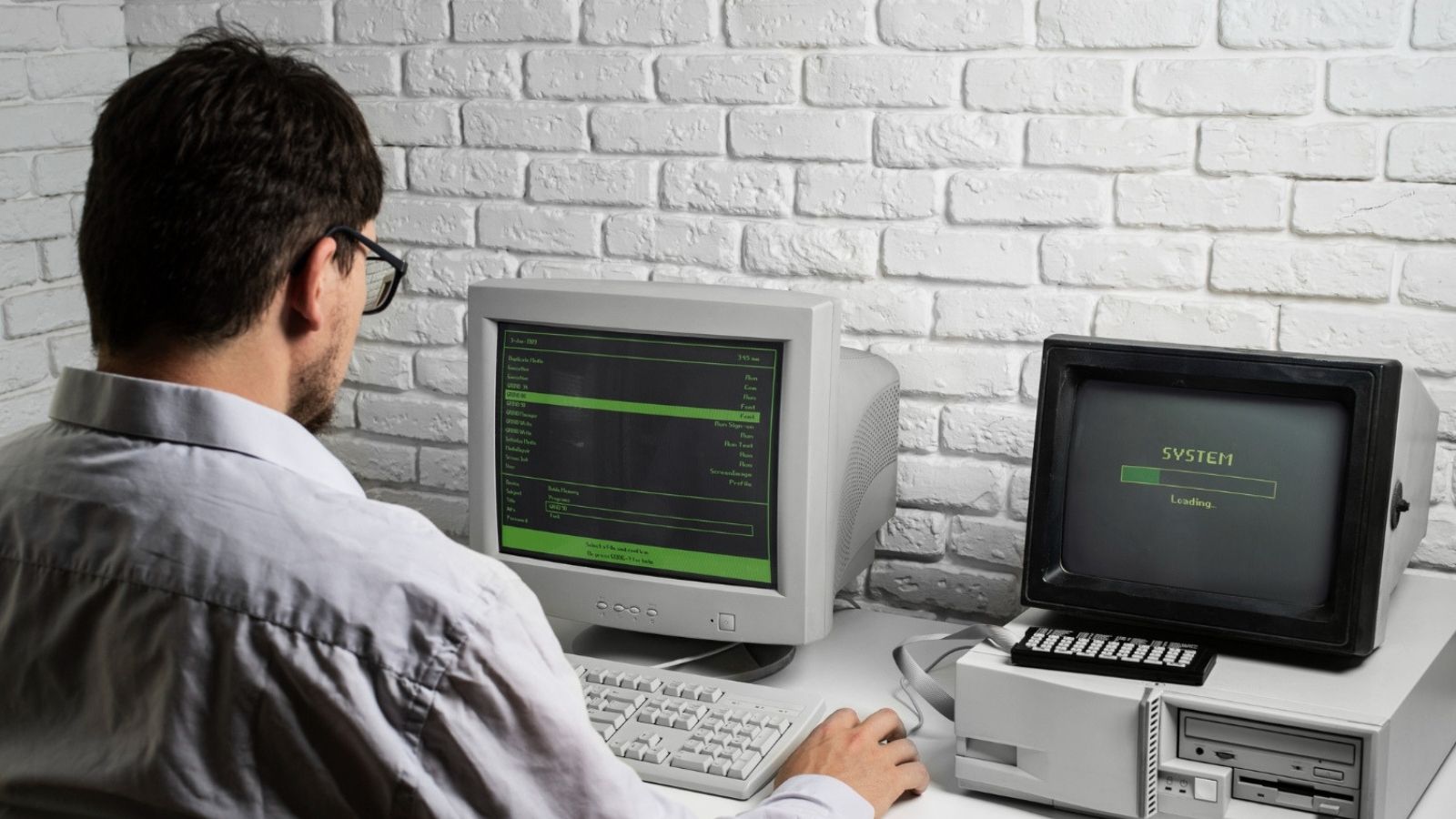He Called Tech Support About a Laptop—Then the Employee Realized It Had Been Stolen From Another Customer Tech support man using retro computer