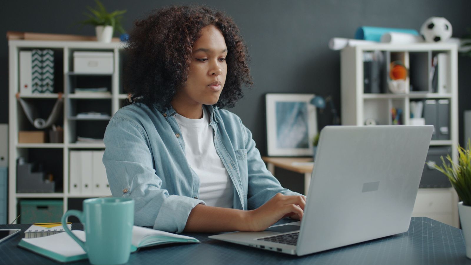 Incompetent Coworker Keeps Disappearing After Calling Meetings—Leaving Her to Do Double the Work Woman working from home